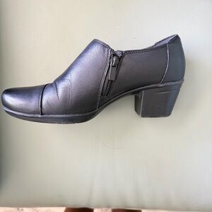 Clarks Black Leather Low Block Heel Zip Slip-On in great condition